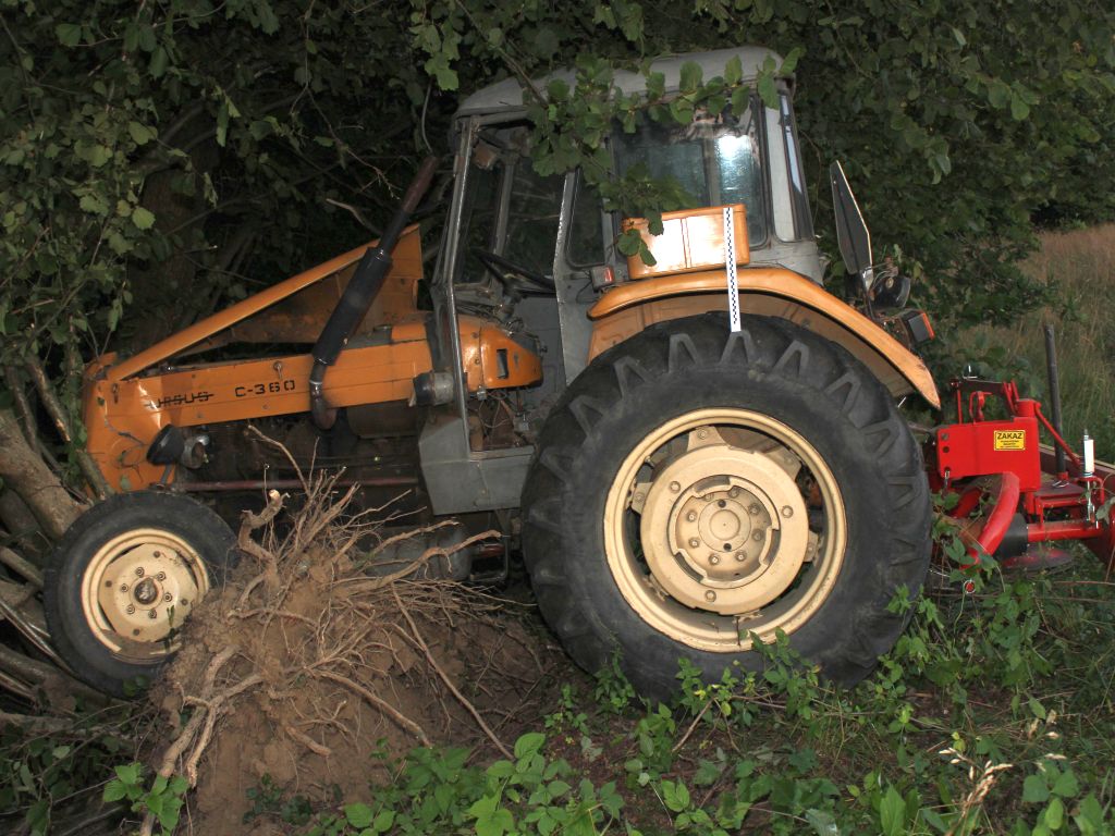 Zderzenie pojazdów było tak silne, że traktor rozpadł się na dwie części, a auto osobowe wpadło do rowu