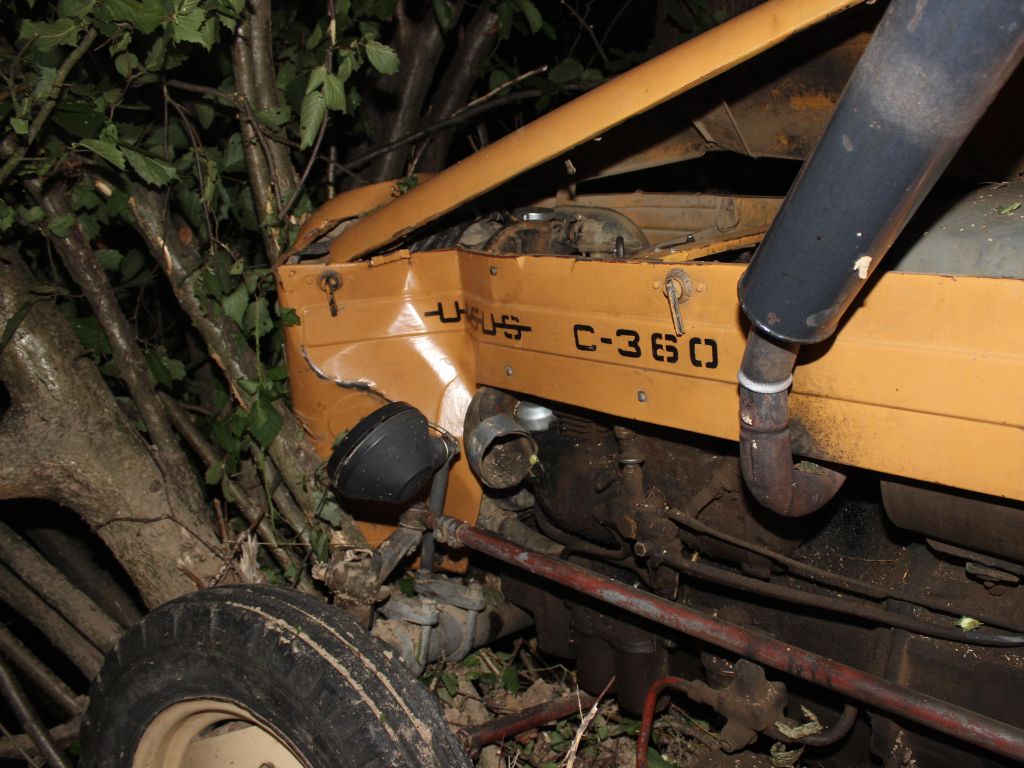 Zderzenie pojazdów było tak silne, że traktor rozpadł się na dwie części, a auto osobowe wpadło do rowu
