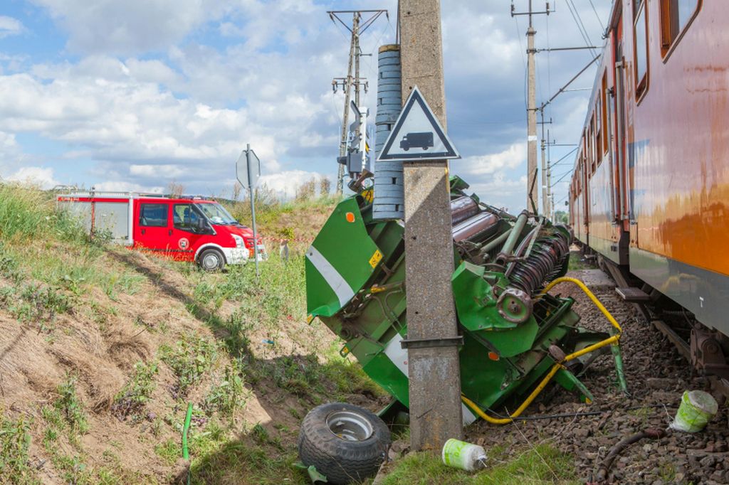 Zderzenie pojazdów było tak silne, że traktor rozpadł się na dwie części, a auto osobowe wpadło do rowu
