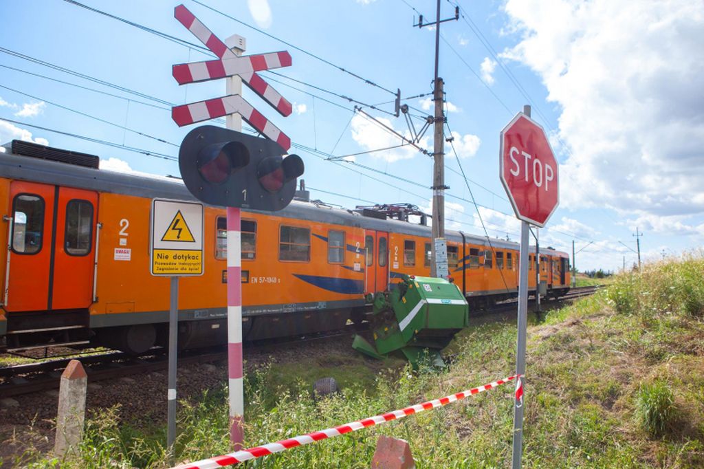 Zderzenie pojazdów było tak silne, że traktor rozpadł się na dwie części, a auto osobowe wpadło do rowu