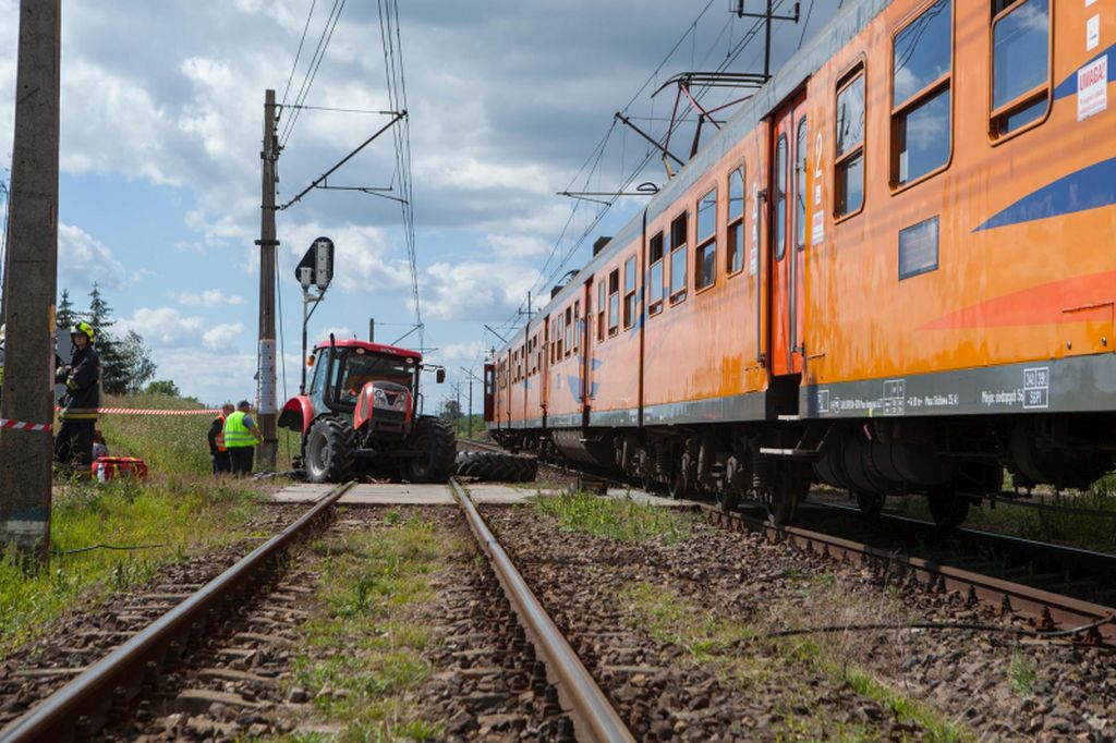Zderzenie pojazdów było tak silne, że traktor rozpadł się na dwie części, a auto osobowe wpadło do rowu