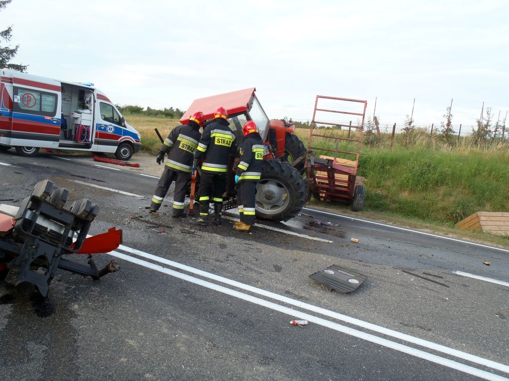Zderzenie pojazdów było tak silne, że traktor rozpadł się na dwie części, a auto osobowe wpadło do rowu