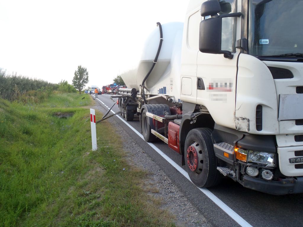 Zderzenie pojazdów było tak silne, że traktor rozpadł się na dwie części, a auto osobowe wpadło do rowu