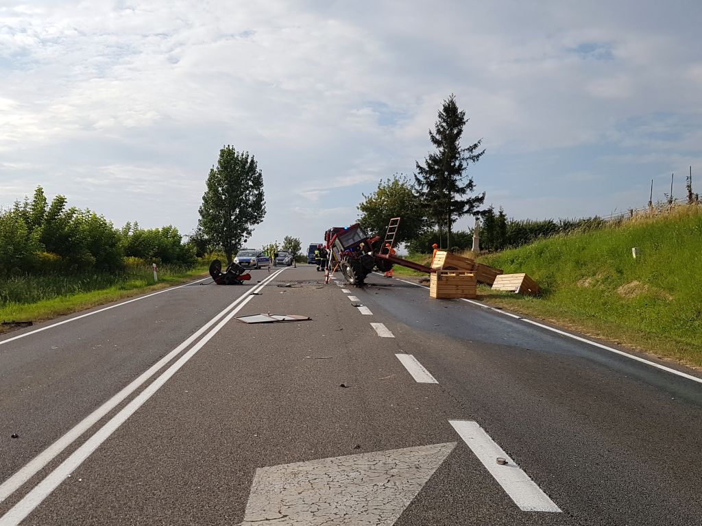 Zderzenie pojazdów było tak silne, że traktor rozpadł się na dwie części, a auto osobowe wpadło do rowu