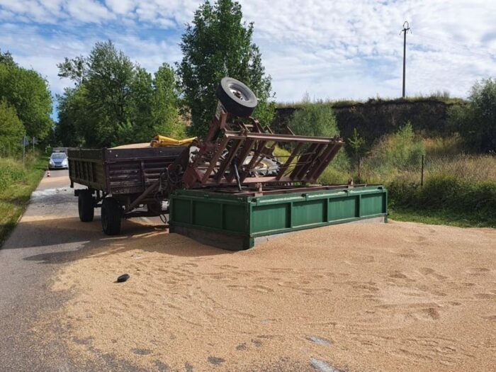 Zderzenie pojazdów było tak silne, że traktor rozpadł się na dwie części, a auto osobowe wpadło do rowu