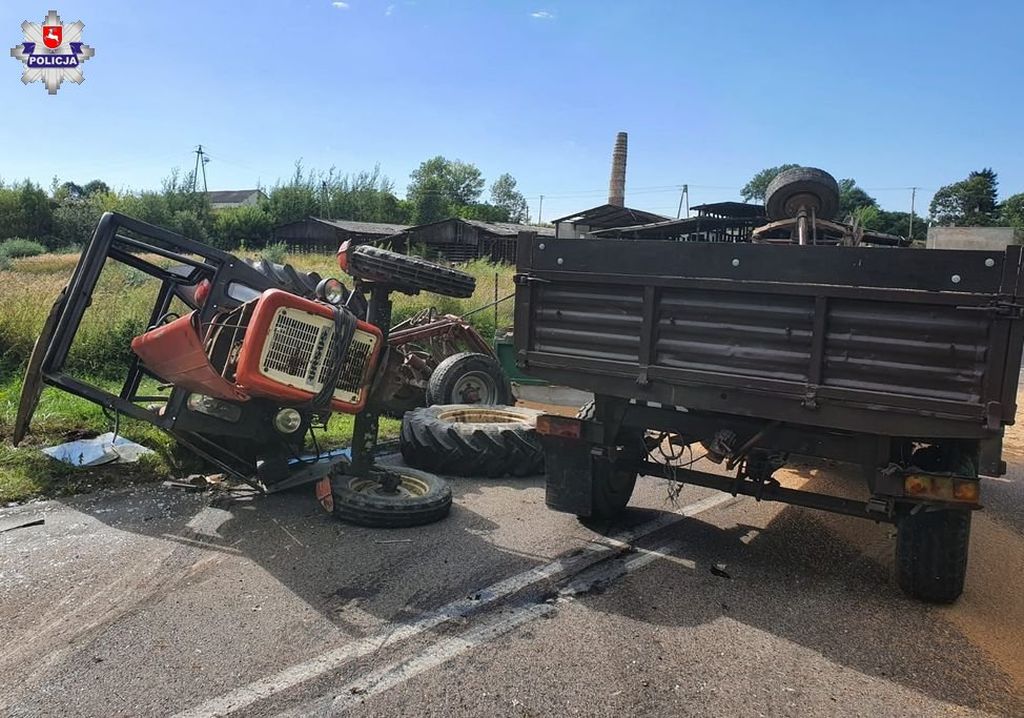 Zderzenie pojazdów było tak silne, że traktor rozpadł się na dwie części, a auto osobowe wpadło do rowu