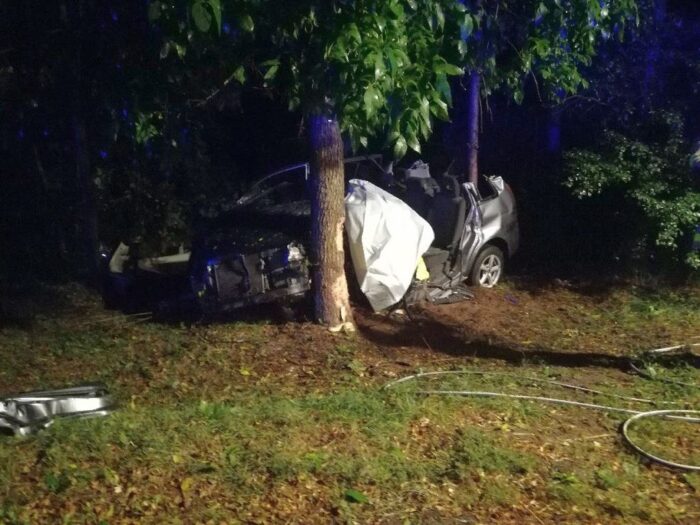 wypadek, mazowieckie, policja, mazda uderzywła w pryczepę rolniczą