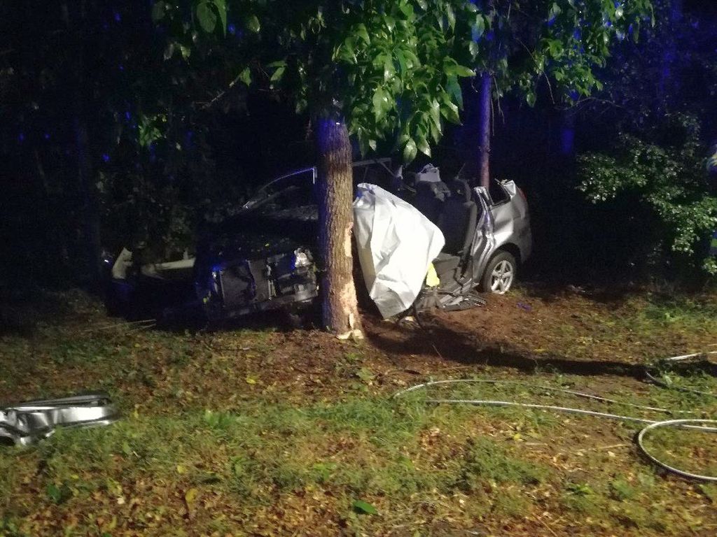 wypadek, mazowieckie, policja, mazda uderzywła w pryczepę rolniczą