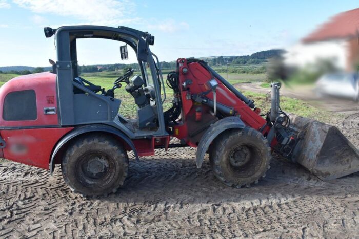 policja, dziecko za kierownicą ładowarki, warmińsko-mazurskie