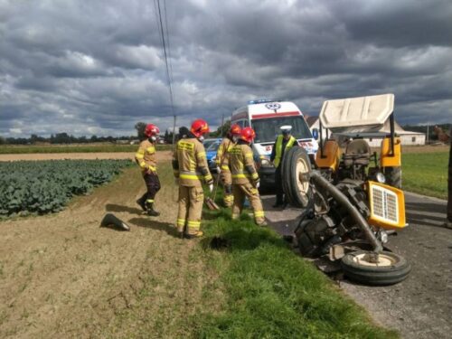Zderzenie pojazdów było tak silne, że traktor rozpadł się na dwie części, a auto osobowe wpadło do rowu