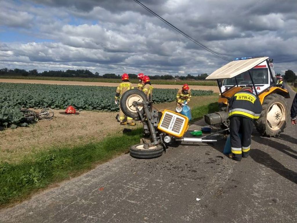 Zderzenie pojazdów było tak silne, że traktor rozpadł się na dwie części, a auto osobowe wpadło do rowu