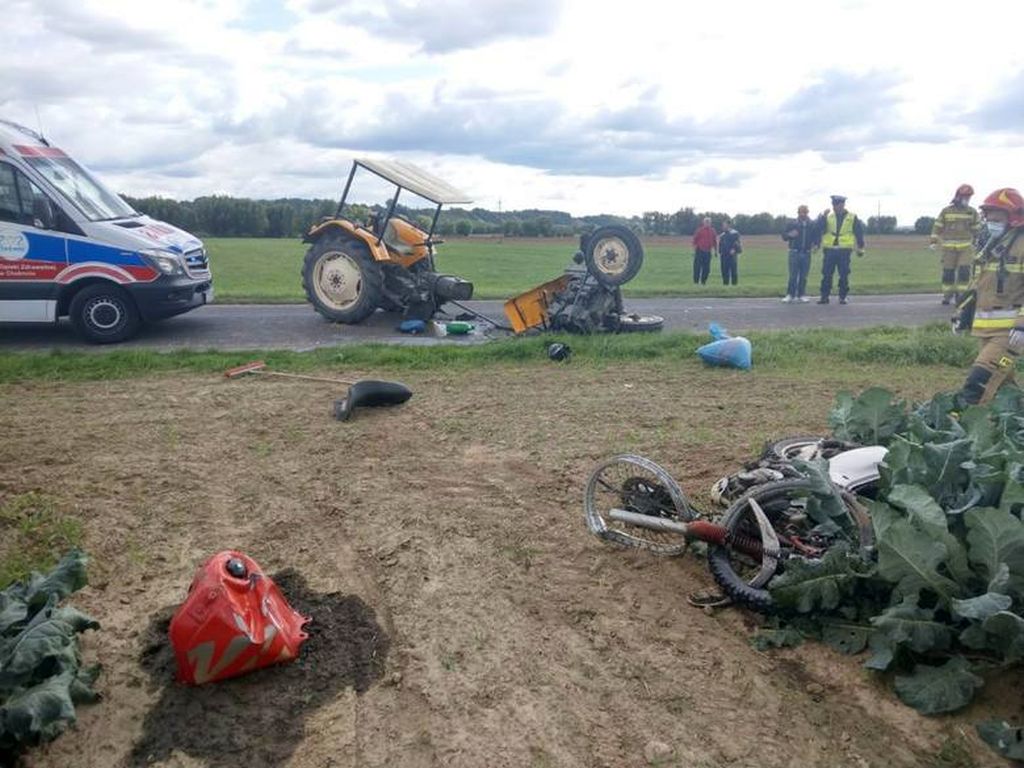 Zderzenie pojazdów było tak silne, że traktor rozpadł się na dwie części, a auto osobowe wpadło do rowu
