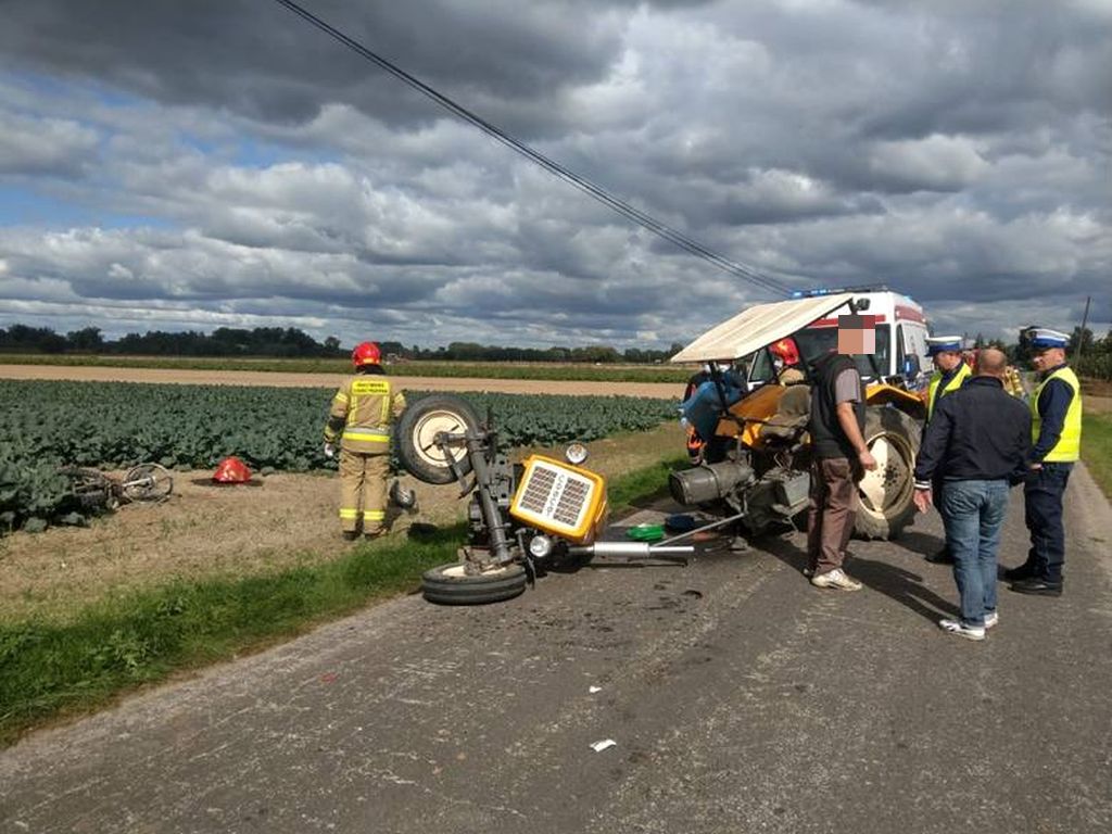Zderzenie pojazdów było tak silne, że traktor rozpadł się na dwie części, a auto osobowe wpadło do rowu
