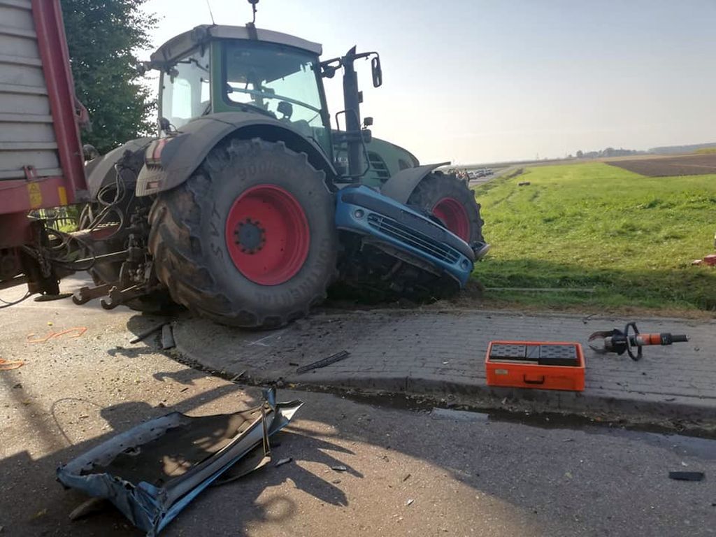 Zderzenie pojazdów było tak silne, że traktor rozpadł się na dwie części, a auto osobowe wpadło do rowu