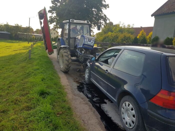 Zderzenie pojazdów było tak silne, że traktor rozpadł się na dwie części, a auto osobowe wpadło do rowu