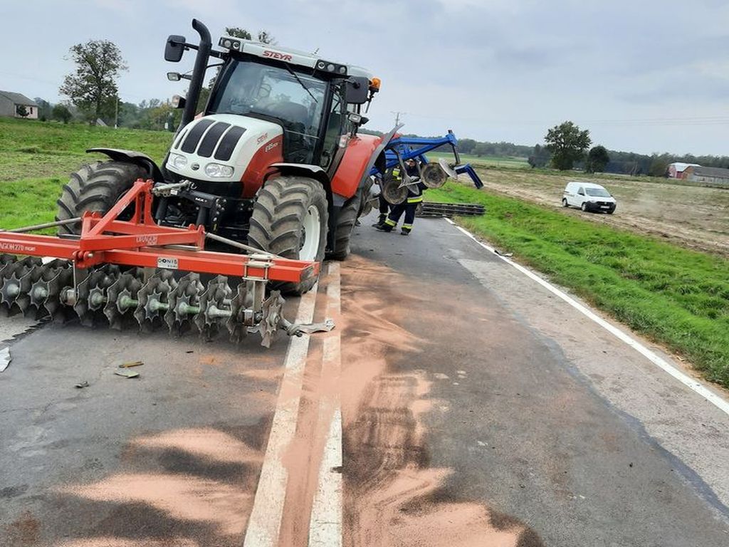 Zderzenie pojazdów było tak silne, że traktor rozpadł się na dwie części, a auto osobowe wpadło do rowu