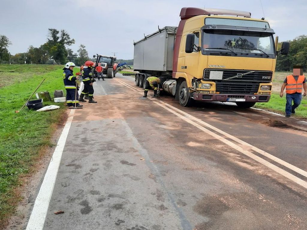 Zderzenie pojazdów było tak silne, że traktor rozpadł się na dwie części, a auto osobowe wpadło do rowu