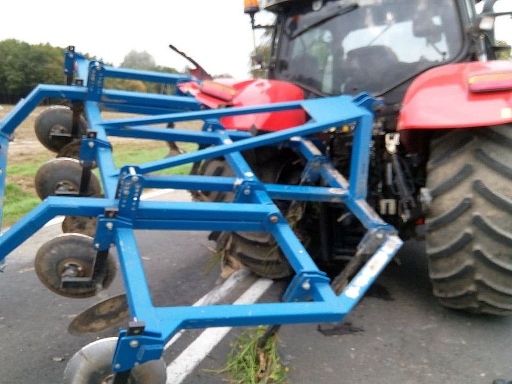 Zderzenie pojazdów było tak silne, że traktor rozpadł się na dwie części, a auto osobowe wpadło do rowu