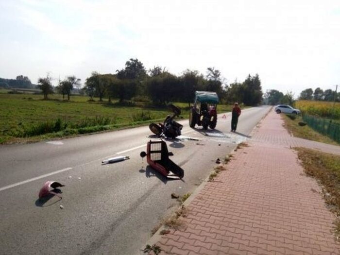 Zderzenie pojazdów było tak silne, że traktor rozpadł się na dwie części, a auto osobowe wpadło do rowu