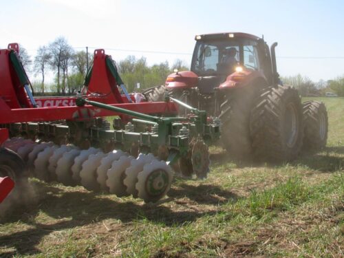 Zderzenie pojazdów było tak silne, że traktor rozpadł się na dwie części, a auto osobowe wpadło do rowu