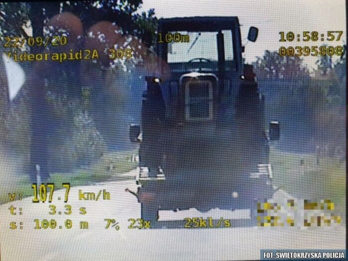 Zderzenie pojazdów było tak silne, że traktor rozpadł się na dwie części, a auto osobowe wpadło do rowu