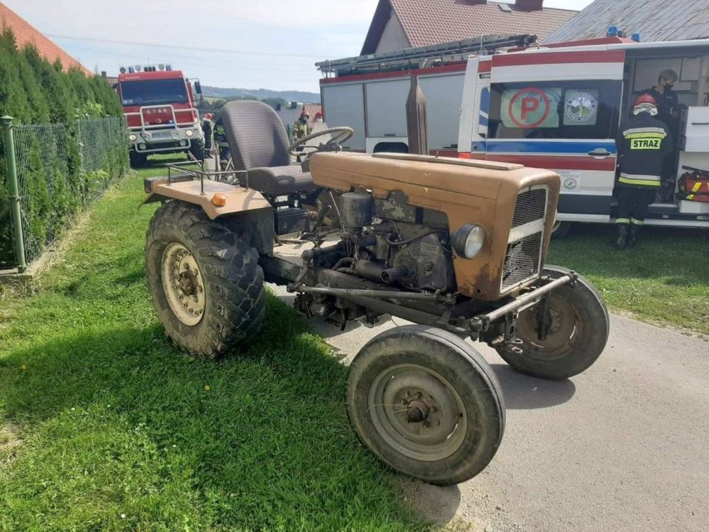 Zderzenie pojazdów było tak silne, że traktor rozpadł się na dwie części, a auto osobowe wpadło do rowu
