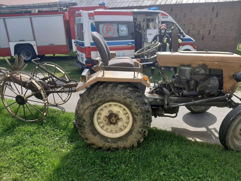 Zderzenie pojazdów było tak silne, że traktor rozpadł się na dwie części, a auto osobowe wpadło do rowu