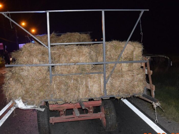 Zderzenie pojazdów było tak silne, że traktor rozpadł się na dwie części, a auto osobowe wpadło do rowu