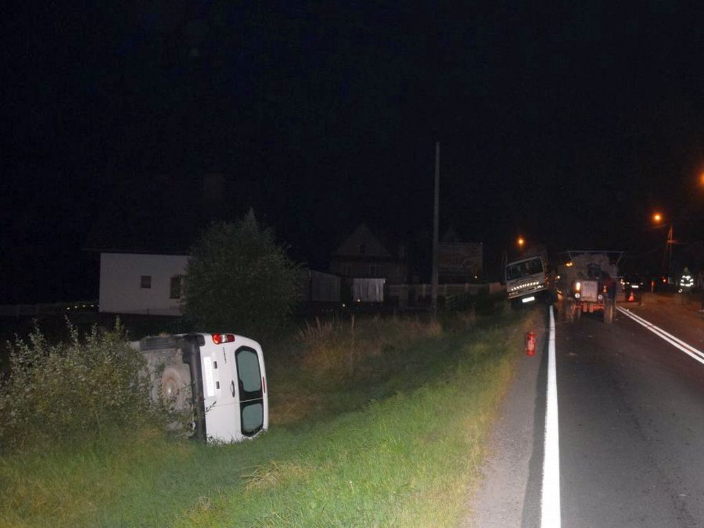 Zderzenie pojazdów było tak silne, że traktor rozpadł się na dwie części, a auto osobowe wpadło do rowu