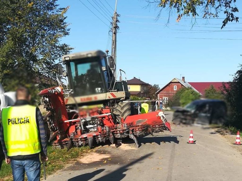 Zderzenie pojazdów było tak silne, że traktor rozpadł się na dwie części, a auto osobowe wpadło do rowu