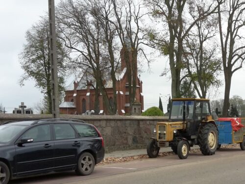 Zderzenie pojazdów było tak silne, że traktor rozpadł się na dwie części, a auto osobowe wpadło do rowu