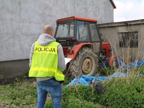 Zderzenie pojazdów było tak silne, że traktor rozpadł się na dwie części, a auto osobowe wpadło do rowu