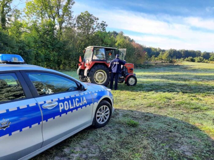 Zderzenie pojazdów było tak silne, że traktor rozpadł się na dwie części, a auto osobowe wpadło do rowu