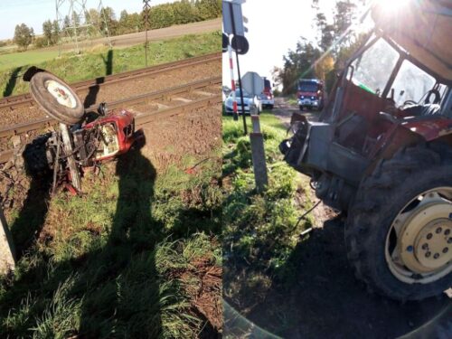 Zderzenie pojazdów było tak silne, że traktor rozpadł się na dwie części, a auto osobowe wpadło do rowu