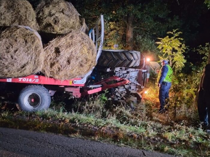 Zderzenie pojazdów było tak silne, że traktor rozpadł się na dwie części, a auto osobowe wpadło do rowu