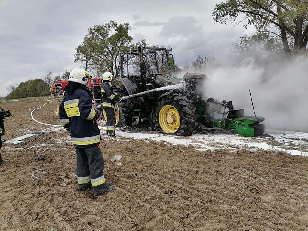pożar ciągnika, pożar w wielkopolskce, straty rolnika