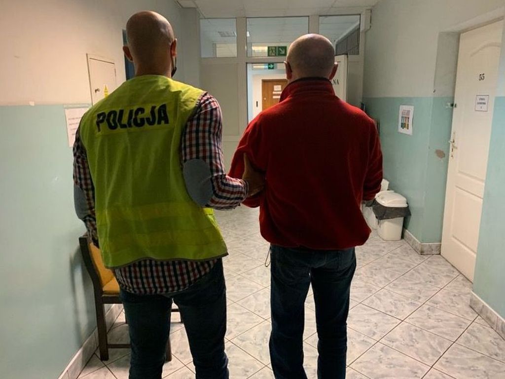 Zderzenie pojazdów było tak silne, że traktor rozpadł się na dwie części, a auto osobowe wpadło do rowu