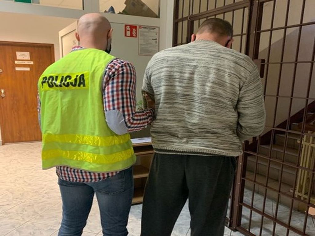 Zderzenie pojazdów było tak silne, że traktor rozpadł się na dwie części, a auto osobowe wpadło do rowu