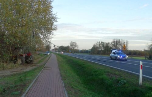 Zderzenie pojazdów było tak silne, że traktor rozpadł się na dwie części, a auto osobowe wpadło do rowu