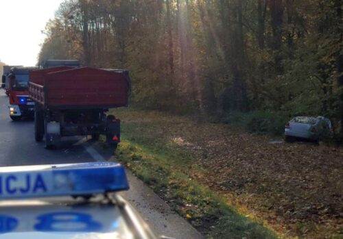 Zderzenie pojazdów było tak silne, że traktor rozpadł się na dwie części, a auto osobowe wpadło do rowu