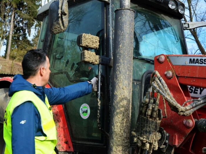 Zderzenie pojazdów było tak silne, że traktor rozpadł się na dwie części, a auto osobowe wpadło do rowu