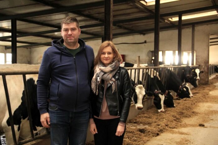 roboty udojowe, bydło mleczne, modernizacja, mleko, obora, robot do podgarniania paszy, stacja paszowa