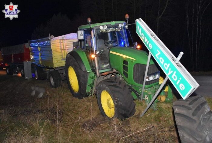 Zderzenie pojazdów było tak silne, że traktor rozpadł się na dwie części, a auto osobowe wpadło do rowu