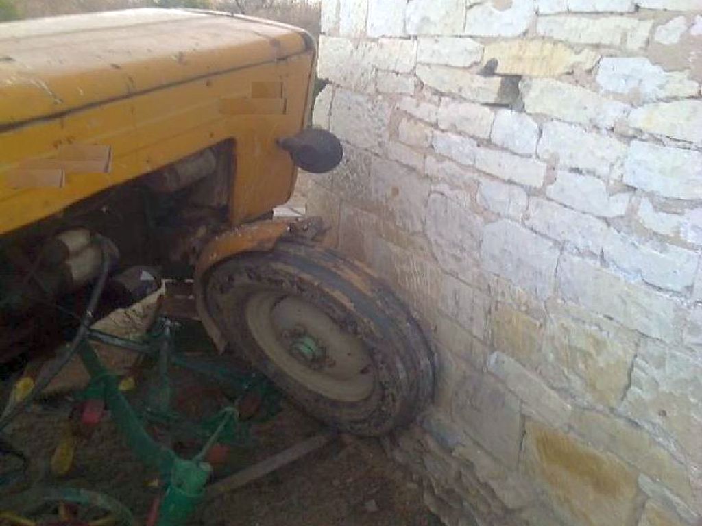 Zderzenie pojazdów było tak silne, że traktor rozpadł się na dwie części, a auto osobowe wpadło do rowu
