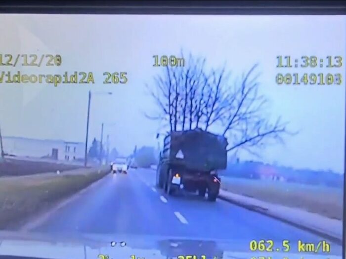 Zderzenie pojazdów było tak silne, że traktor rozpadł się na dwie części, a auto osobowe wpadło do rowu