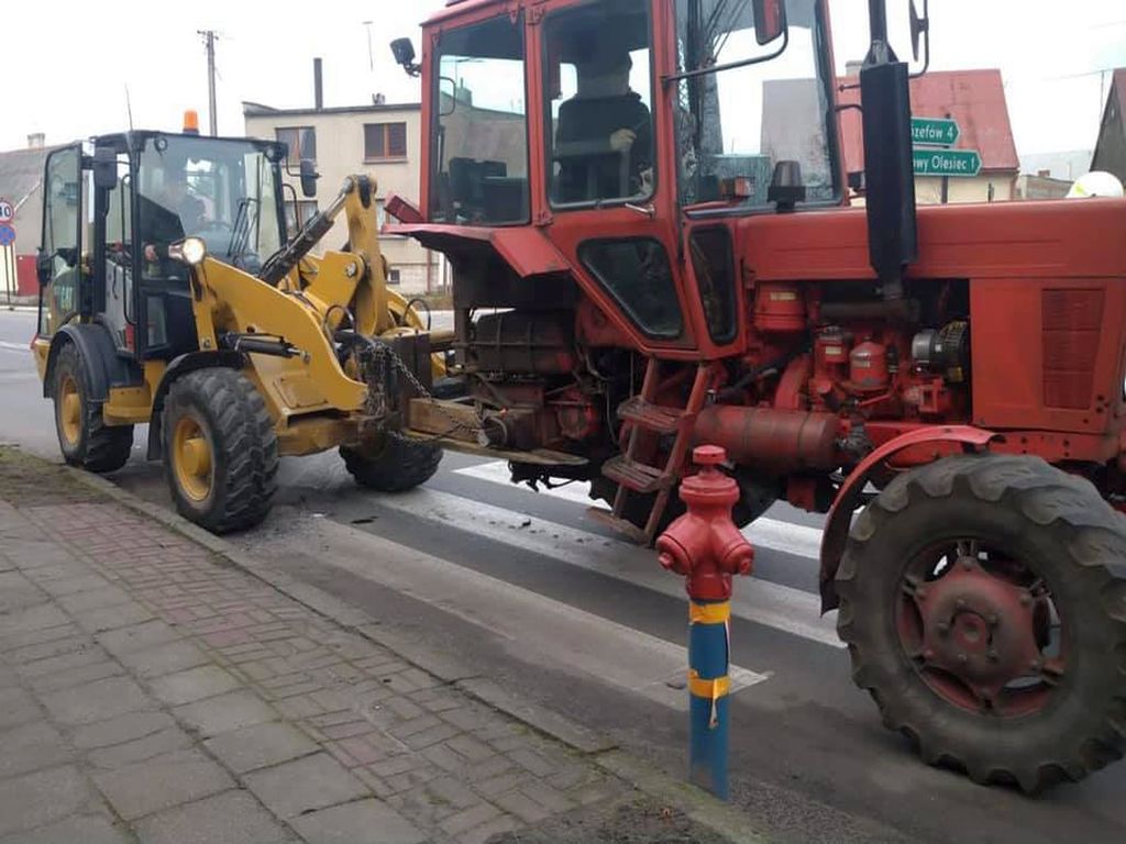 Zderzenie pojazdów było tak silne, że traktor rozpadł się na dwie części, a auto osobowe wpadło do rowu