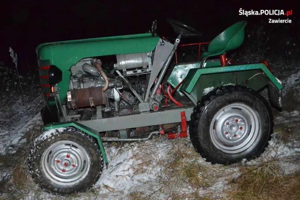 Zderzenie pojazdów było tak silne, że traktor rozpadł się na dwie części, a auto osobowe wpadło do rowu