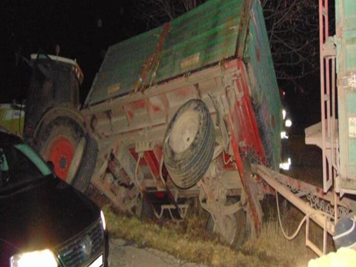Zderzenie pojazdów było tak silne, że traktor rozpadł się na dwie części, a auto osobowe wpadło do rowu