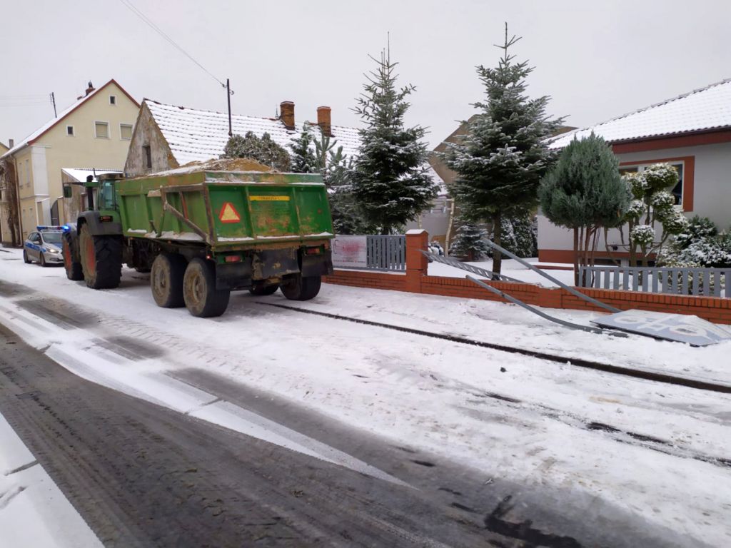 Zderzenie pojazdów było tak silne, że traktor rozpadł się na dwie części, a auto osobowe wpadło do rowu