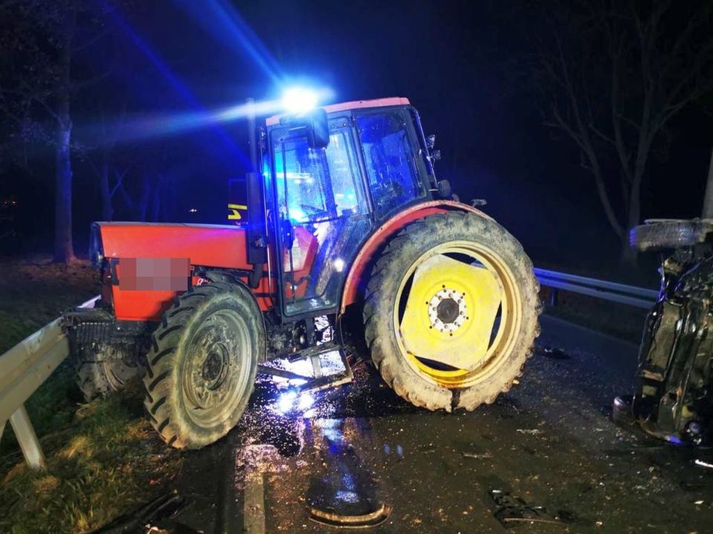 Zderzenie pojazdów było tak silne, że traktor rozpadł się na dwie części, a auto osobowe wpadło do rowu